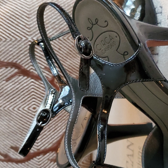 Black patent 8.5 t-strap heels with buckle - Picture 5 of 8